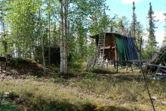 Two story cache with overhang. oliver's house on left with another cache in between-Photo by Rein or Dyre