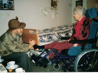 Oliver maserer Mammas føtter